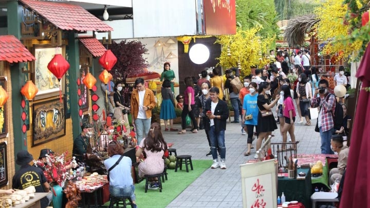 Calligraphy street jubilantly gears up for upcoming Tet holiday
